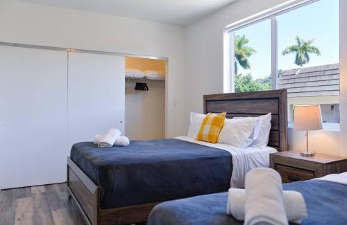 Golden Glades Apartment | Awesome Townhouse 15 minutes from the Beach