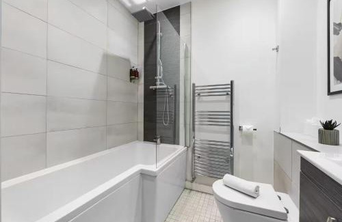 Portsmouth House | Aylesbury House 3 En-suite Bedrooms Parking Pets