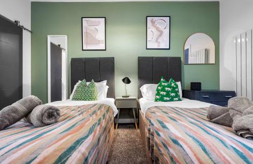Portsmouth House | Aylesbury House 3 En-suite Bedrooms Parking Pets