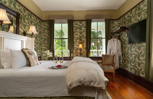 Historic Downtown Savannah Bed & Breakfast | Azalea Inn and Villas