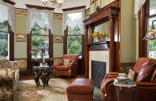 Historic Downtown Savannah Bed & Breakfast | Azalea Inn and Villas