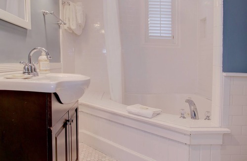 Historic Downtown Savannah Bed & Breakfast | Azalea Inn and Villas