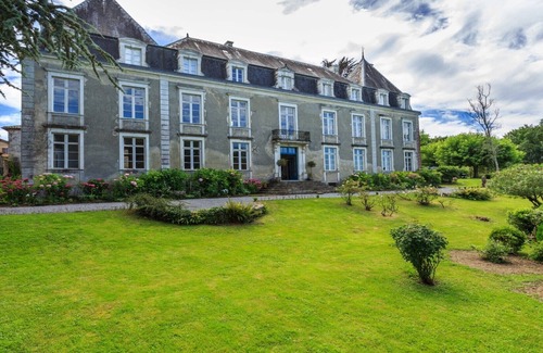 Hastingues Apartment | Béarn family suite at Château d'Estrac