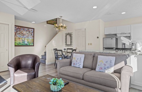 Harvie Heights House | B212-HotTub/KingBed/AC/Free Parking/View/2BR/Sleep8