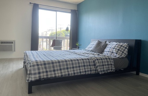 Pico - Robertson Hotel | (B25) Lovely Queen Studio in Prime Location
