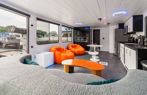 La Crosse Boat Rental | b3 FIVE7 Yacht - 2 bedroom