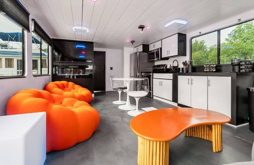 La Crosse Boat Rental | b3 FIVE7 Yacht - 2 bedroom