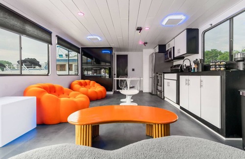 La Crosse Boat Rental | b3 FIVE7 Yacht - 2 bedroom