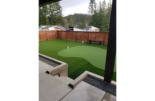 Langford House | Bachelor's Green Oasis: With Putting Green