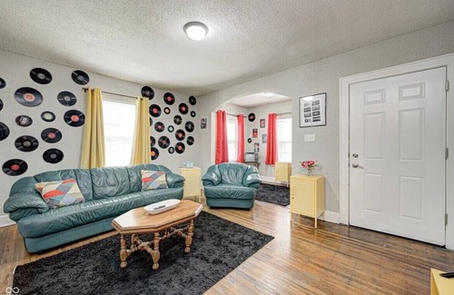 Mapleton/Fall Creek House | Back to the 80s: Themed Getaway