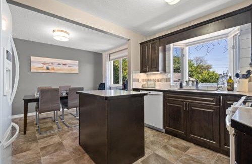 Drumheller House | Bahama Breeze I Hot Tub I Pool I 5 Bedroom