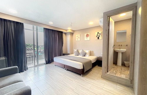 Manga Hotel | Bahia 79 Apartasuites Cerca al Centro