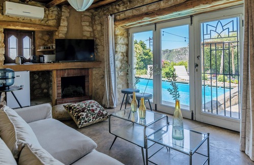 Batroun Hotel | Bait Halla