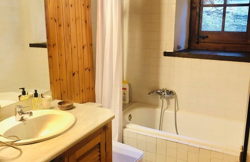 Arties Apartment | Bajo con Jardin y Terraza en Arties. 2 Dormitorios y 2 baños (1 en suite). 6pax