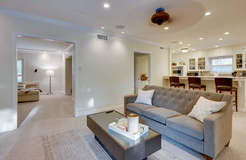 Bakersfield House | Bakersfield Oasis: Sweet Tropical Pool Setup!