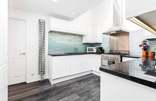 Henley House | Bakersfield Retreat - pet friendly