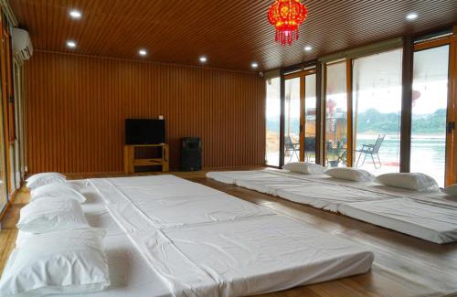 Tan Lac Hotel | Bakhan Floating House