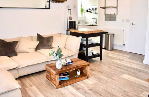Camberwell Green Apartment | Balcony High End 2-Bedroom Flat for 6