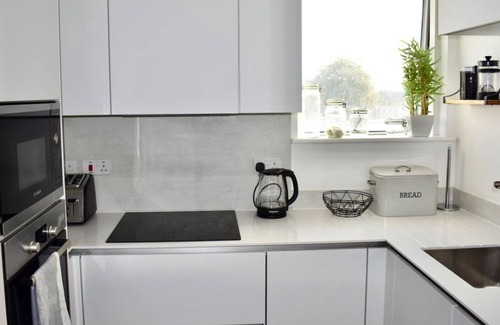 Camberwell Green Apartment | Balcony High End 2-Bedroom Flat for 6