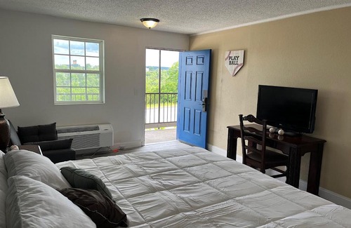 Branson Theater District Hotel | Ballparks Inn
