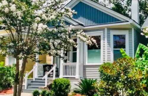 Midtown House | Banana Cottage: Hot Tub & Sun Deck
