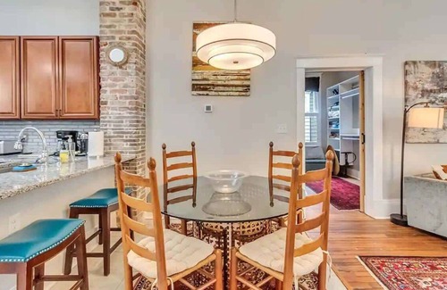 Midtown House | Banana Cottage: Hot Tub & Sun Deck