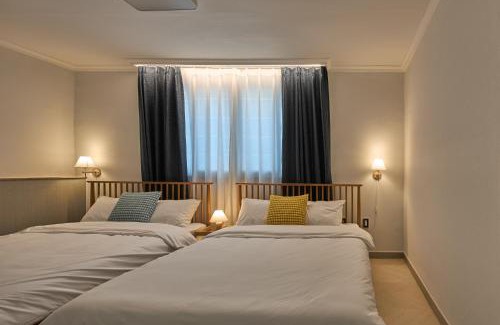 Jung-gu Apartment | Banwoldang Stn 3min, Table for 6, Hotel bedding, Luggage Storage
