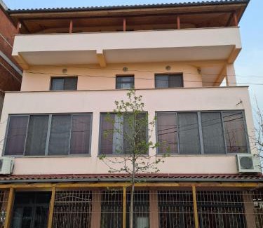 Kamez House | Bar Kafe Pjetri Guest House
