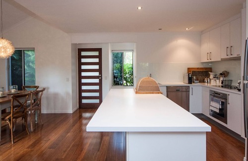 Noosaville House | Barbados Noosa - Walk to Noosa River, Shops, Cafes