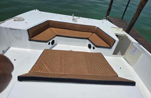 Downtown Cancun Boat Rental | Barco privado de lujo para tu familia y amigos en Cancun-isla mujeres
