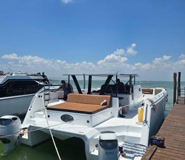 Downtown Cancun Boat Rental | Barco privado de lujo para tu familia y amigos en Cancun-isla mujeres