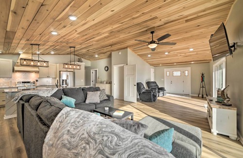 Eddyville House | 'Barkley Breeze' Waterfront Home w/Dock & Kayaks