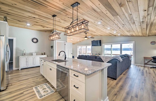 Eddyville House | 'Barkley Breeze' Waterfront Home w/Dock & Kayaks