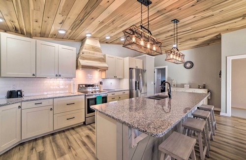 Eddyville House | 'Barkley Breeze' Waterfront Home w/Dock & Kayaks