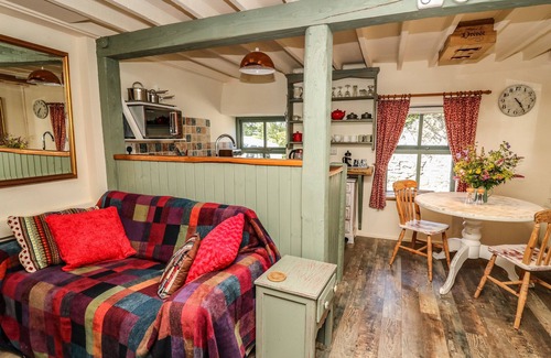 Felinfach Cottage | BARLEY COTTAGE, romantic, with open fire in New Quay