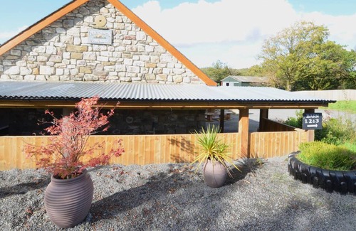 Margam House | Barn 3 - Chicken in Ystradgynlais