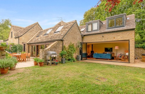 Malmesbury House | Barns Lee, Eastcourt - sleeps 9 guests in 5 bedrooms