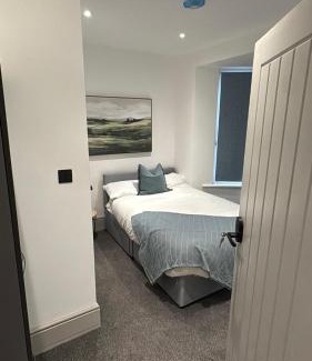 Gillingham Apartment | Barnsole Lodge, 5 bed 5 bathrooms 5TVs