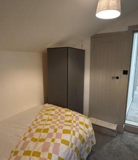 Gillingham Apartment | Barnsole Lodge, 5 bed 5 bathrooms 5TVs