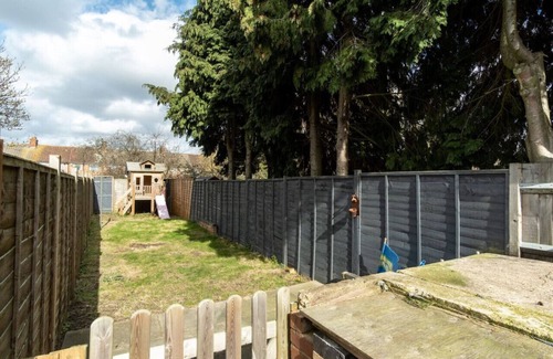 Coventry House | Barras House - Cosy home with parking close to Coventry City Centre and the Hospital