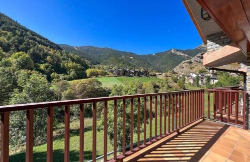 Pal Apartment | Barthe Holidays I Gran apartamento en el pueblo de Pal 8PAX I Terraza, Vistas al valle, Ideal para familias o grupo, Pet friendly I Rider