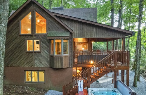 Burnsville Cabin | Basecamp Cabin - Big Groups & Pet Friendly
