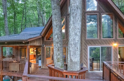 Burnsville Cabin | Basecamp Cabin - Big Groups & Pet Friendly