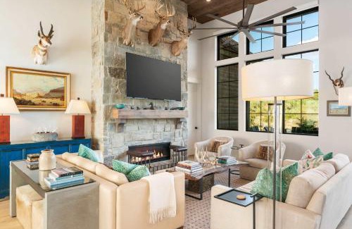 Driggs House | Basecamp Stays - Lux Teton Lodge Privacy & Hot Tub