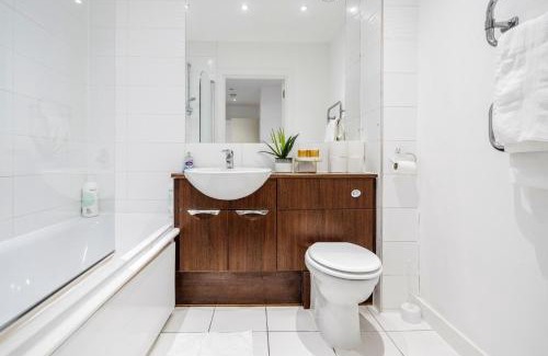 Basildon Apartment | Basildon - 2-Bed - Sleeps 5 - Near Train Station