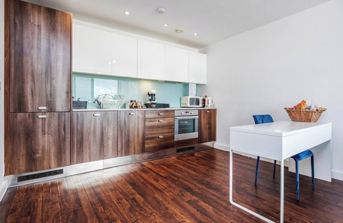 Basildon Apartment | Basildon - 2-Bed - Sleeps 5 - Near Train Station