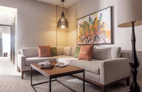 Downtown San Antonio Hotel | Bask in Modern Style Comfort! 3 Relaxing Units w/City View, Dogs Allowed, Pool