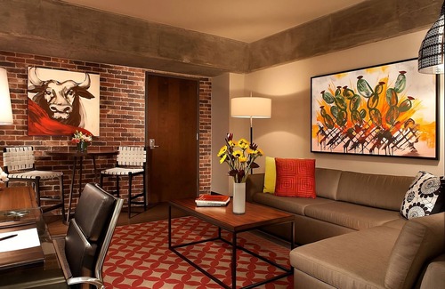 Downtown San Antonio Hotel | Bask in Modern Style Comfort! 3 Relaxing Units w/City View, Dogs Allowed, Pool