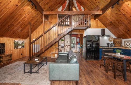 Oakhurst House | Bass Lake Chalet- A frame with hot tub/firepit