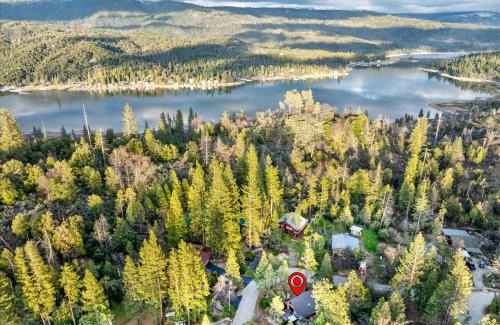 Oakhurst House | Bass Lake Chalet- A frame with hot tub/firepit